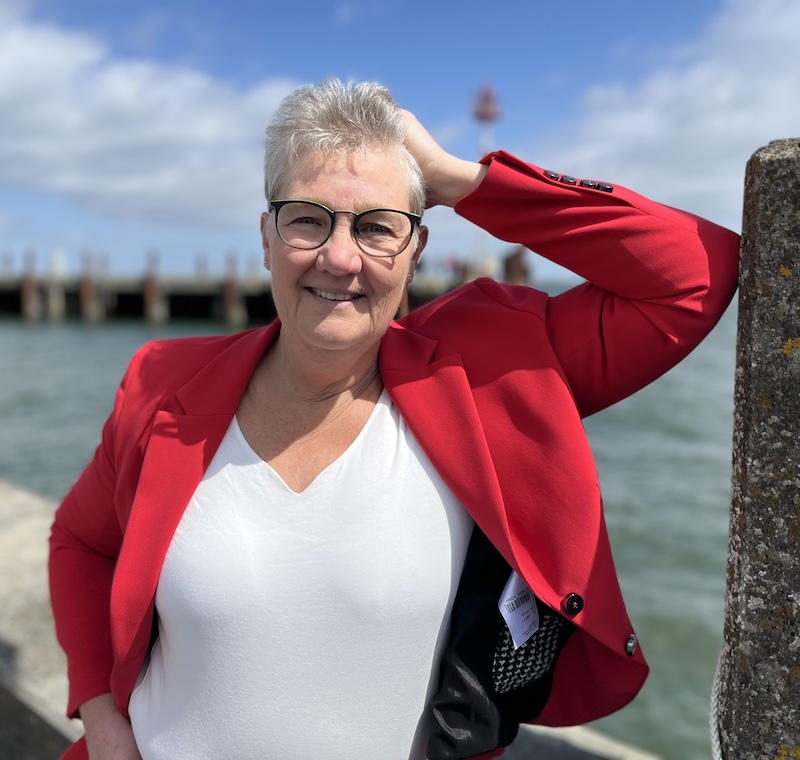 Margot mit Wasser an Mauer gelehntAusschnitt Margot Böhm am Lister Hafen, Nordmole